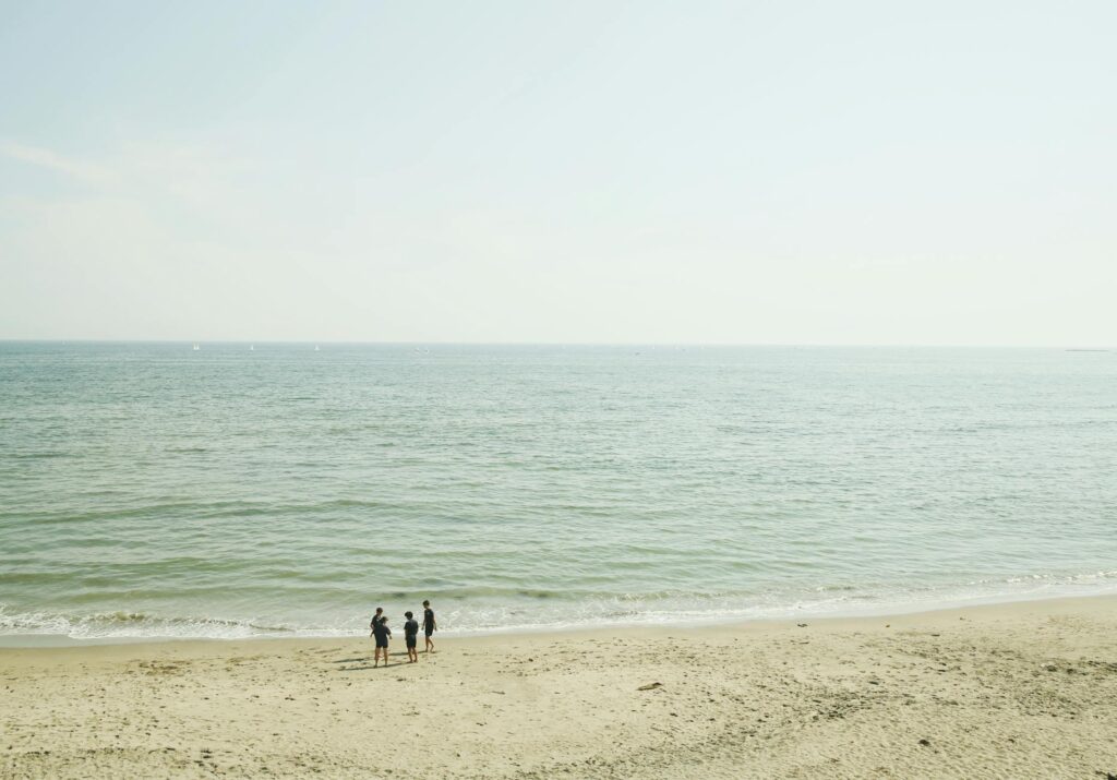 夏の砂浜とカップル