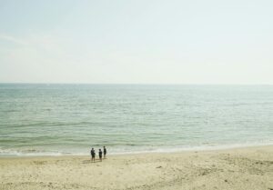 夏の砂浜とカップル