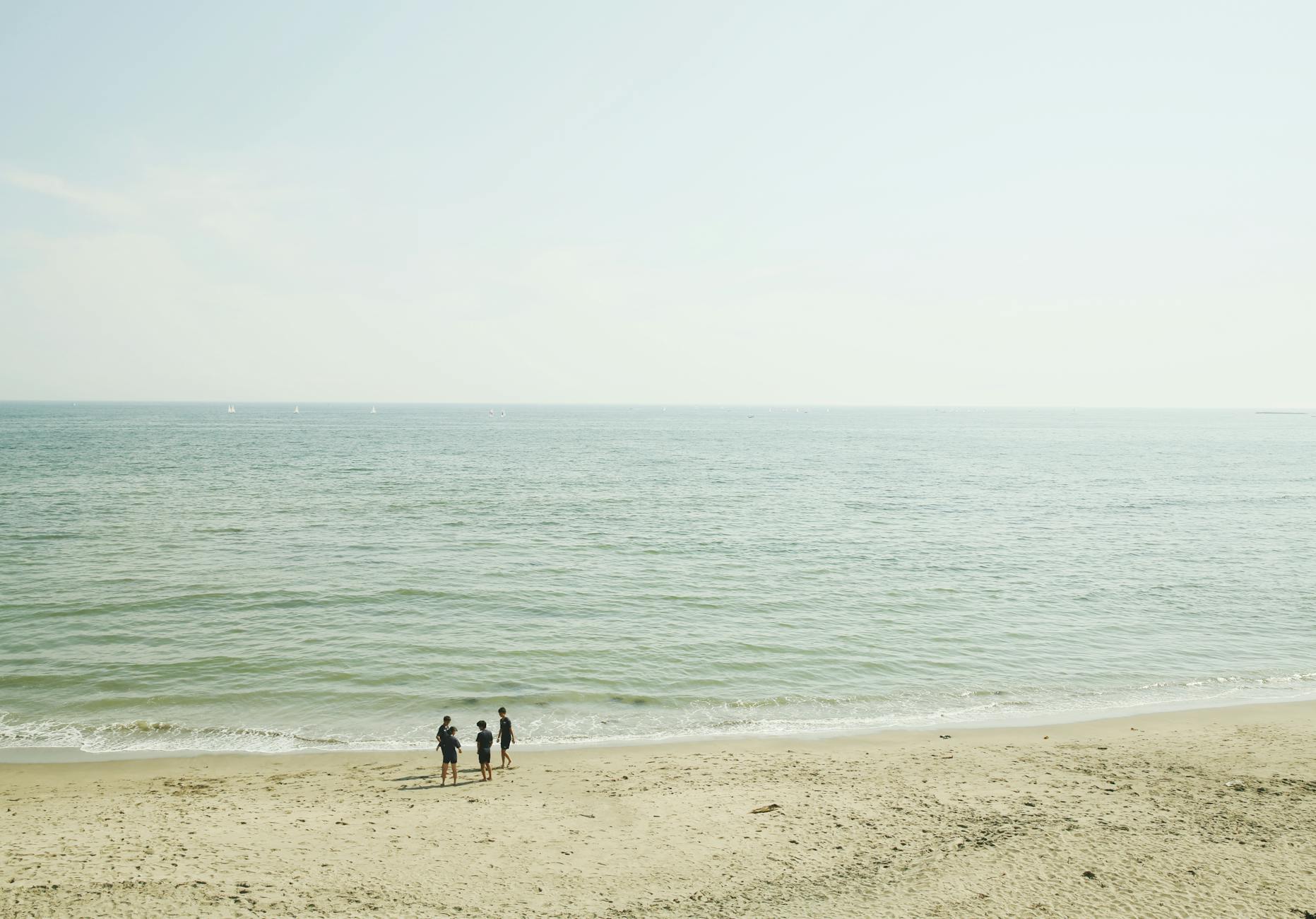 夏の砂浜とカップル