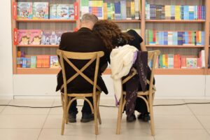 書店で本を選ぶカップル