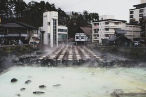 日本の温泉・露天風呂と山の風景