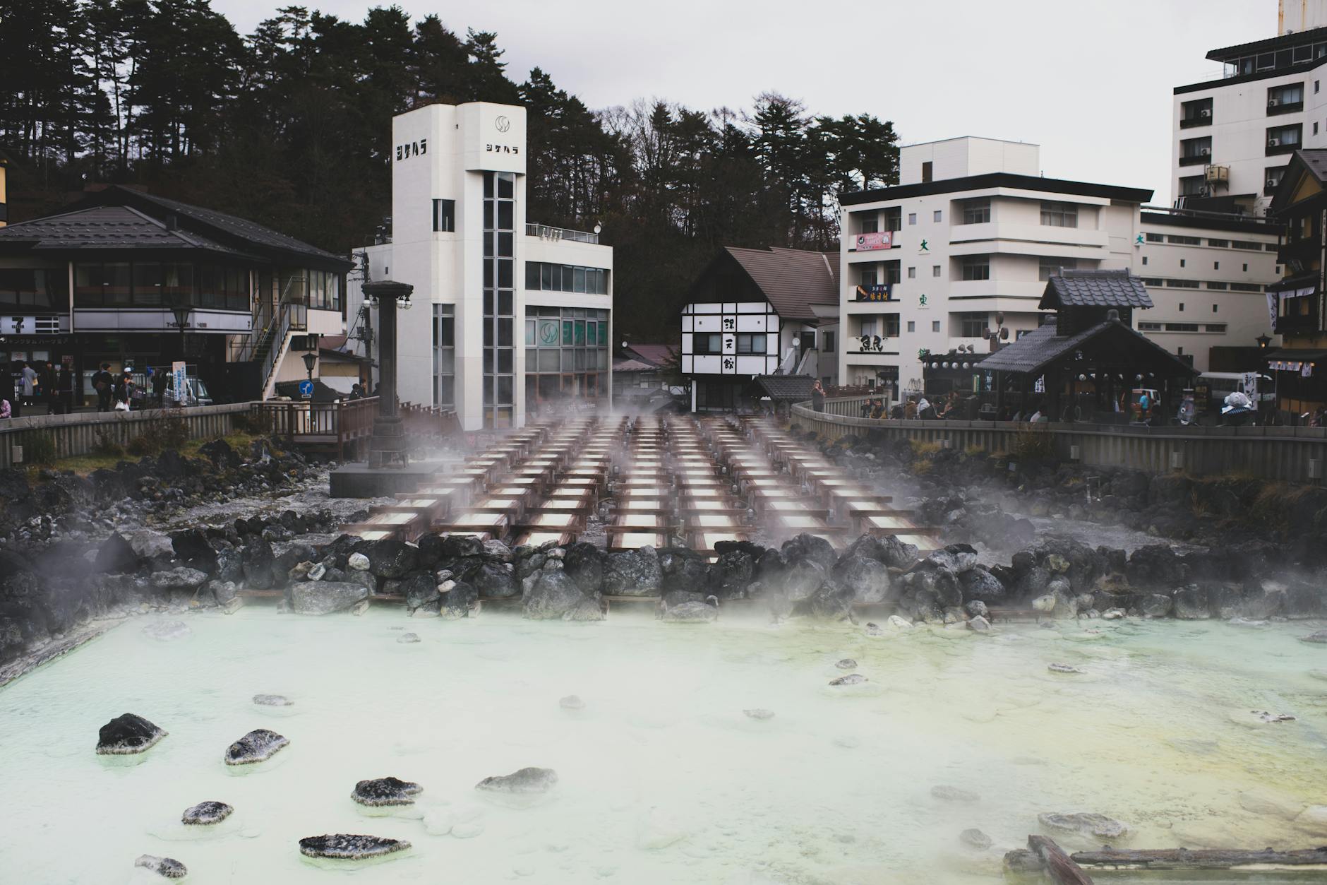 日本の温泉・露天風呂と山の風景