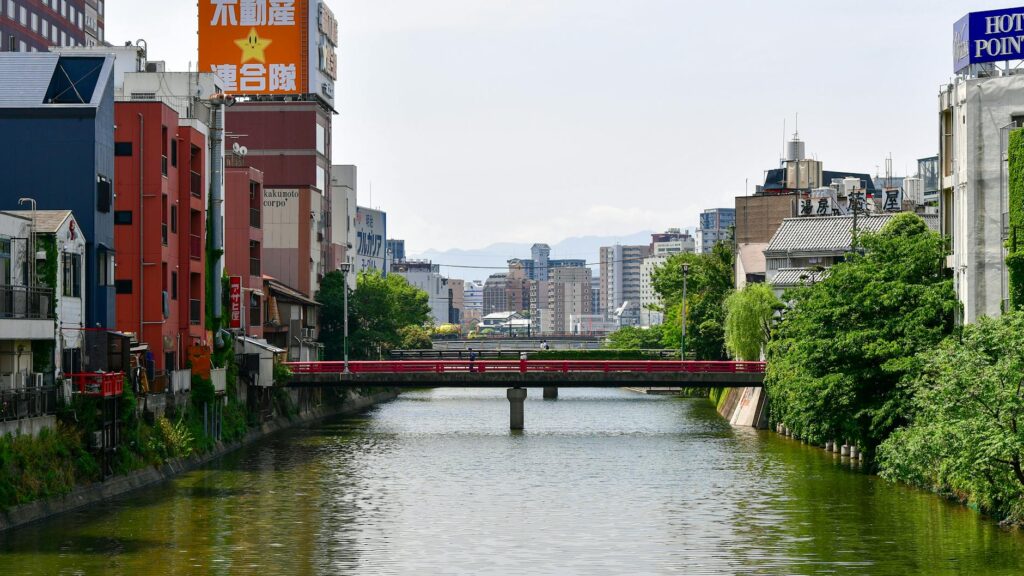 福岡デートで街を歩くカップル