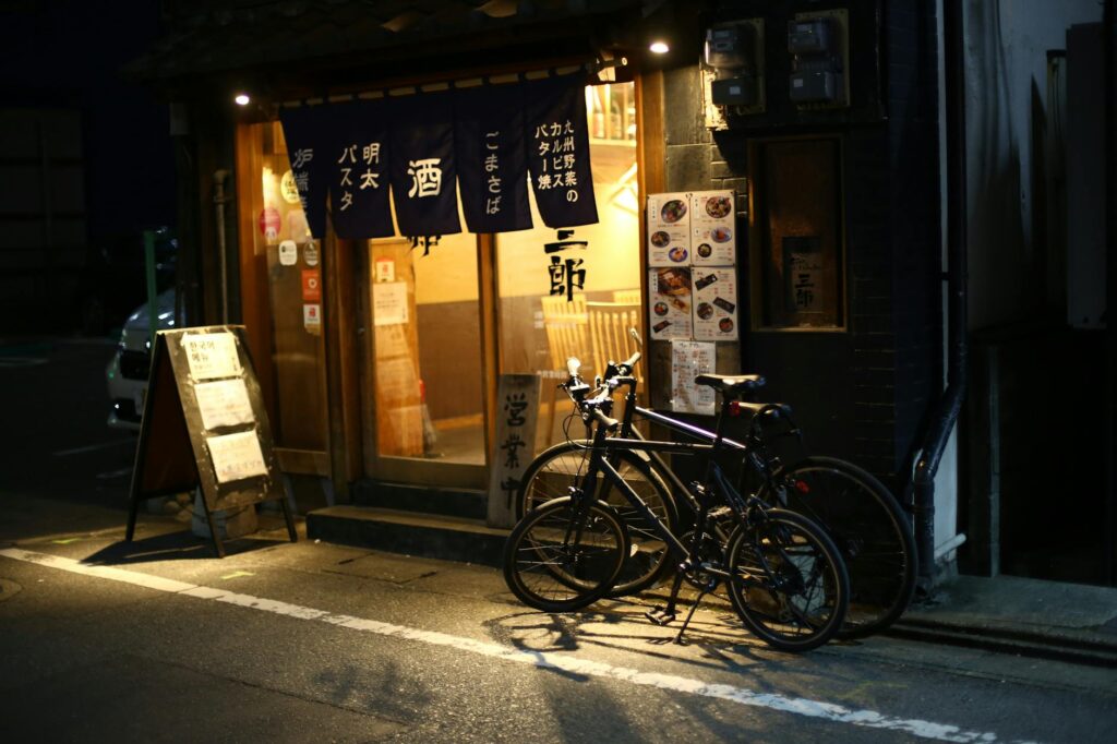 福岡の街並みとカップル