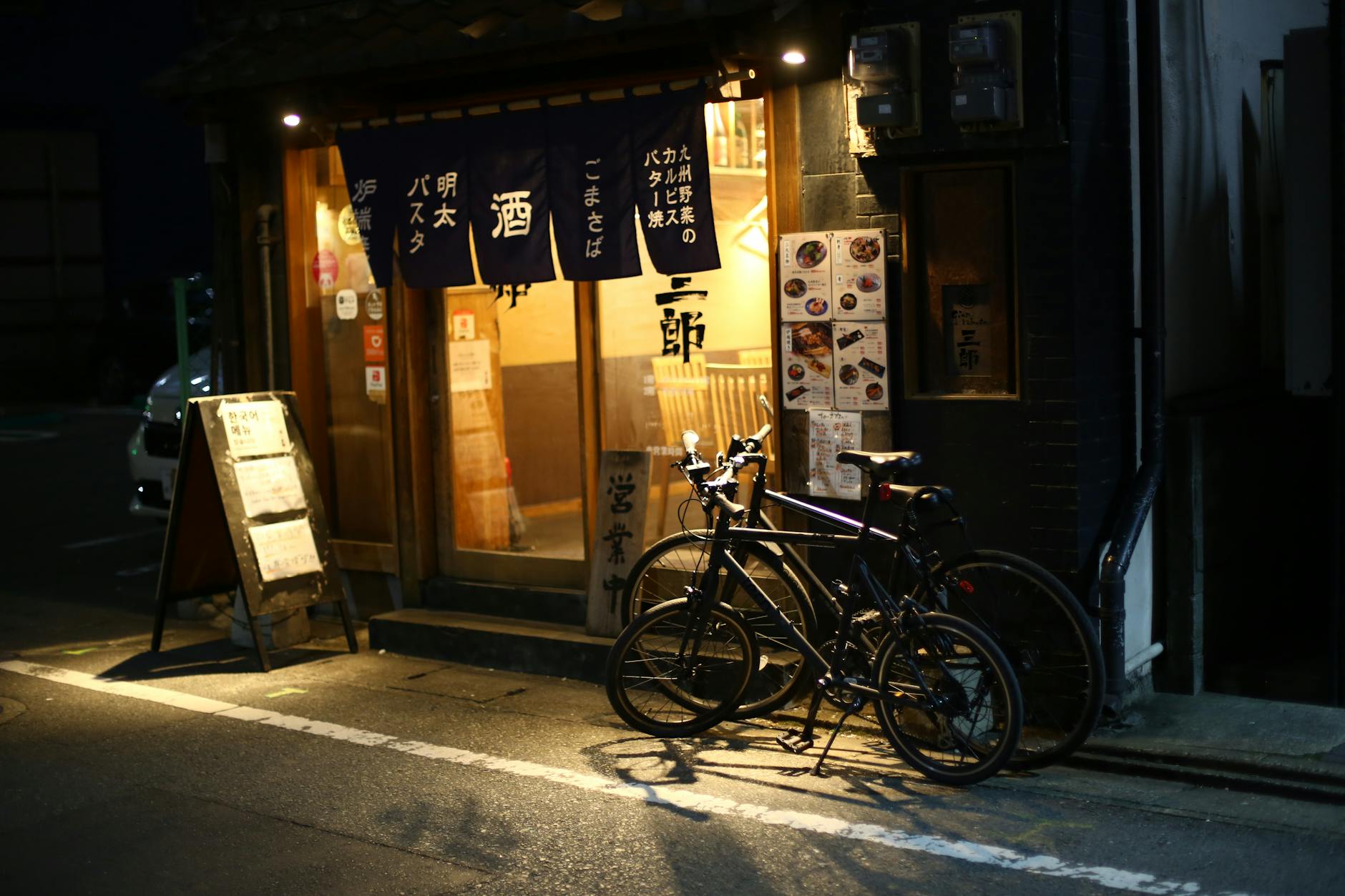 福岡の街並みとカップル