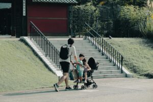公園で遊ぶ家族の様子