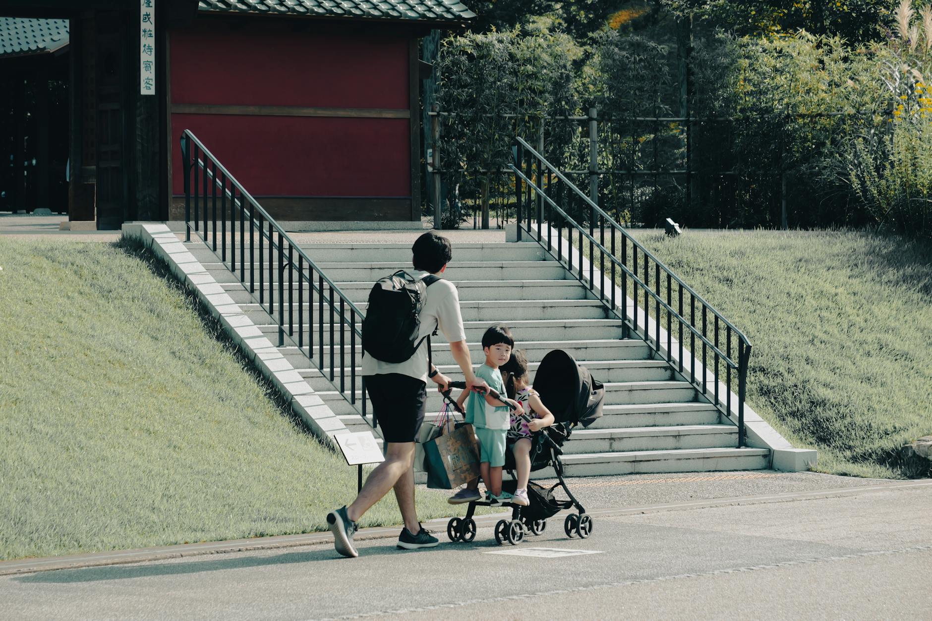 公園で遊ぶ家族の様子