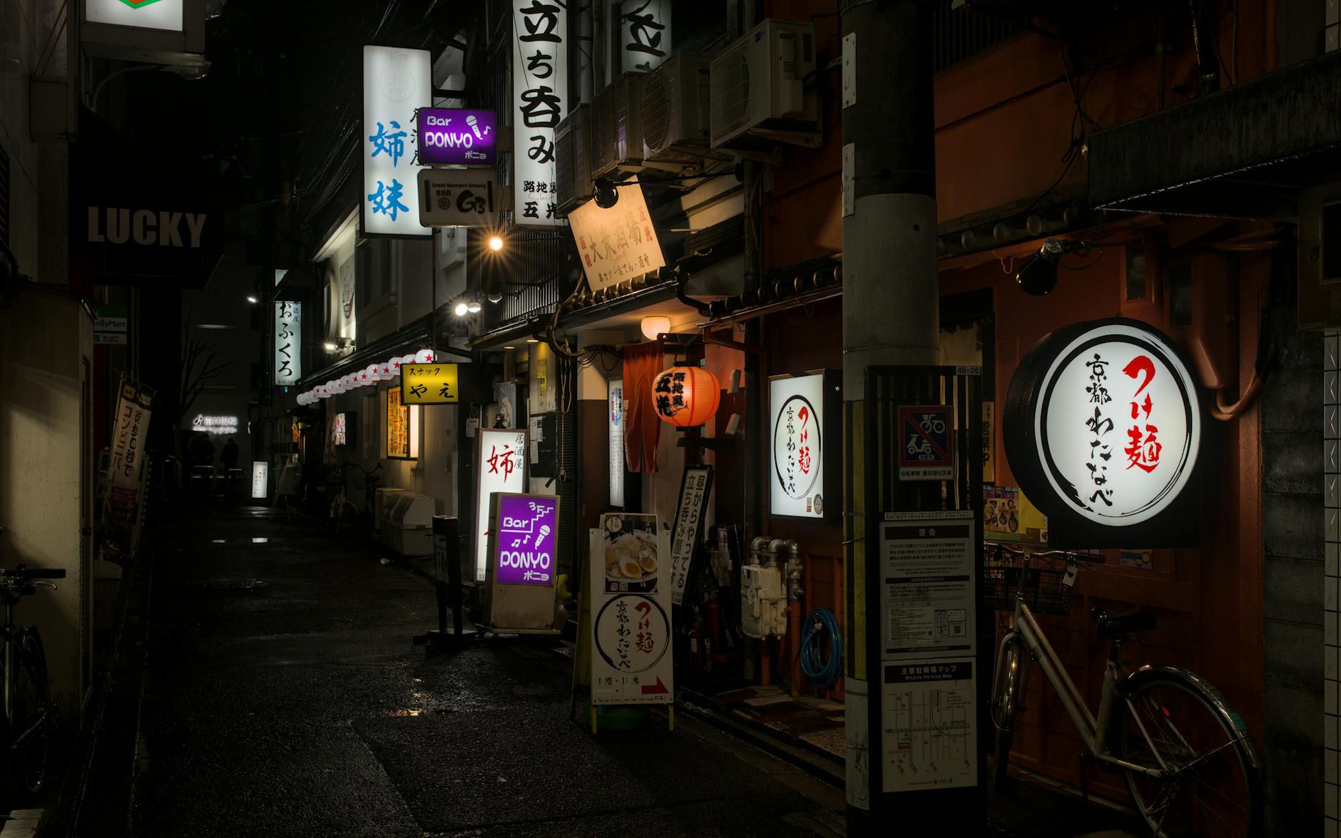 落ち着いた店内