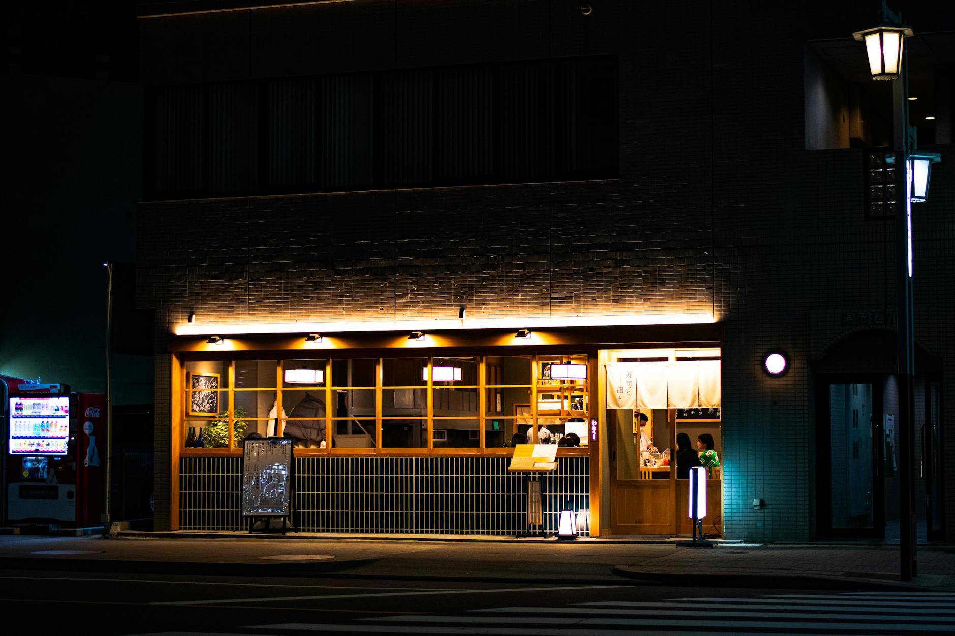 深夜営業の店内