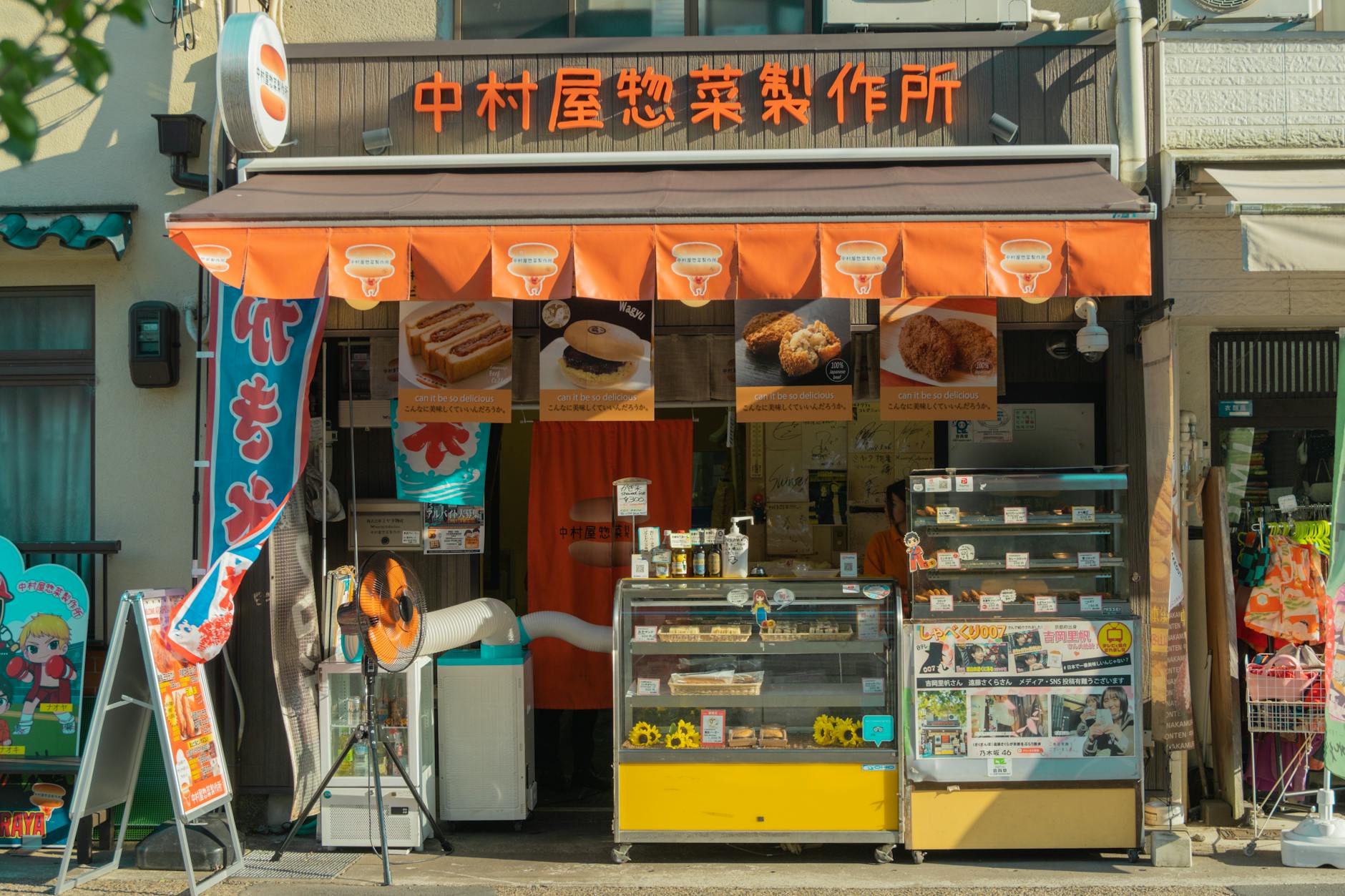 カフェで1人時間を過ごす