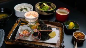 和食コース料理の盛り付け