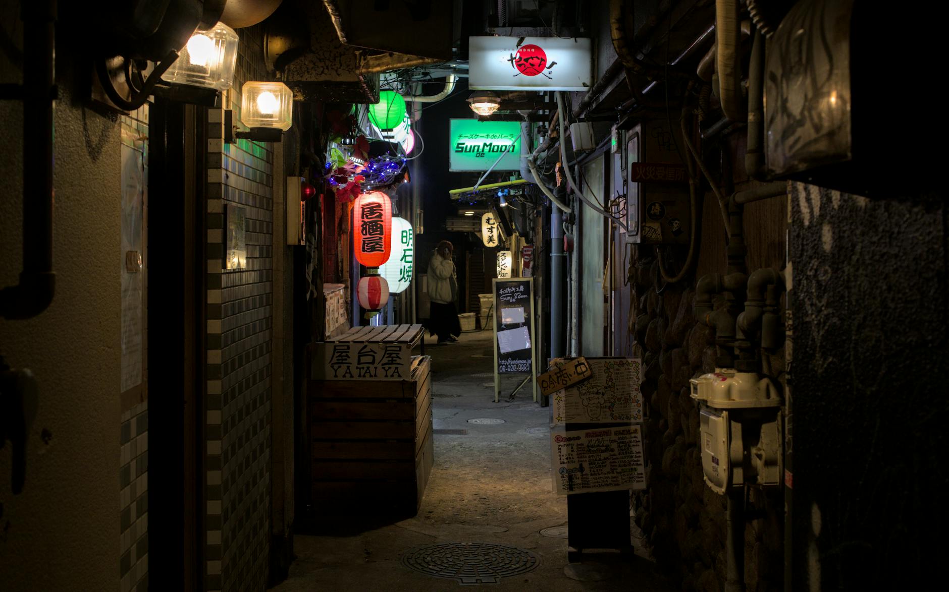 中洲屋台の提灯と那珂川