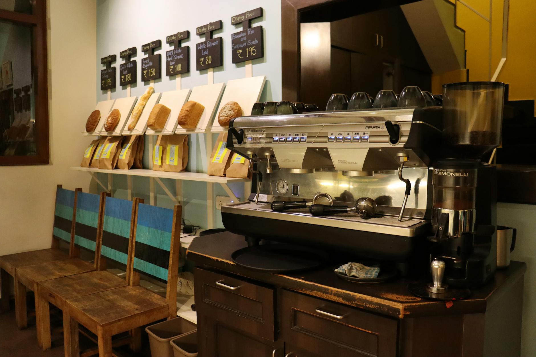 カフェのカウンター席で電源を使って作業する風景