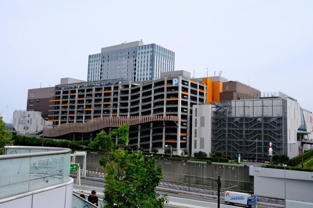 JR博多シティ周辺の街並みと商業施設