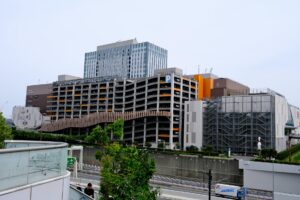 JR博多シティ周辺の街並みと商業施設