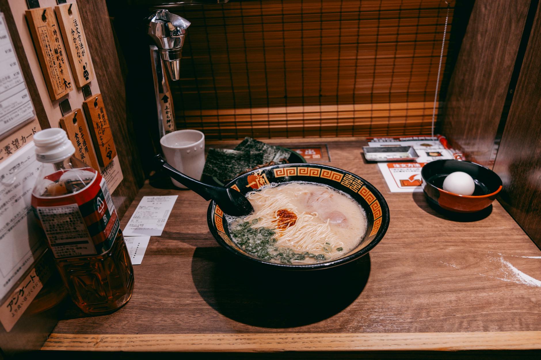博多ラーメンの白濁スープとチャーシュー
