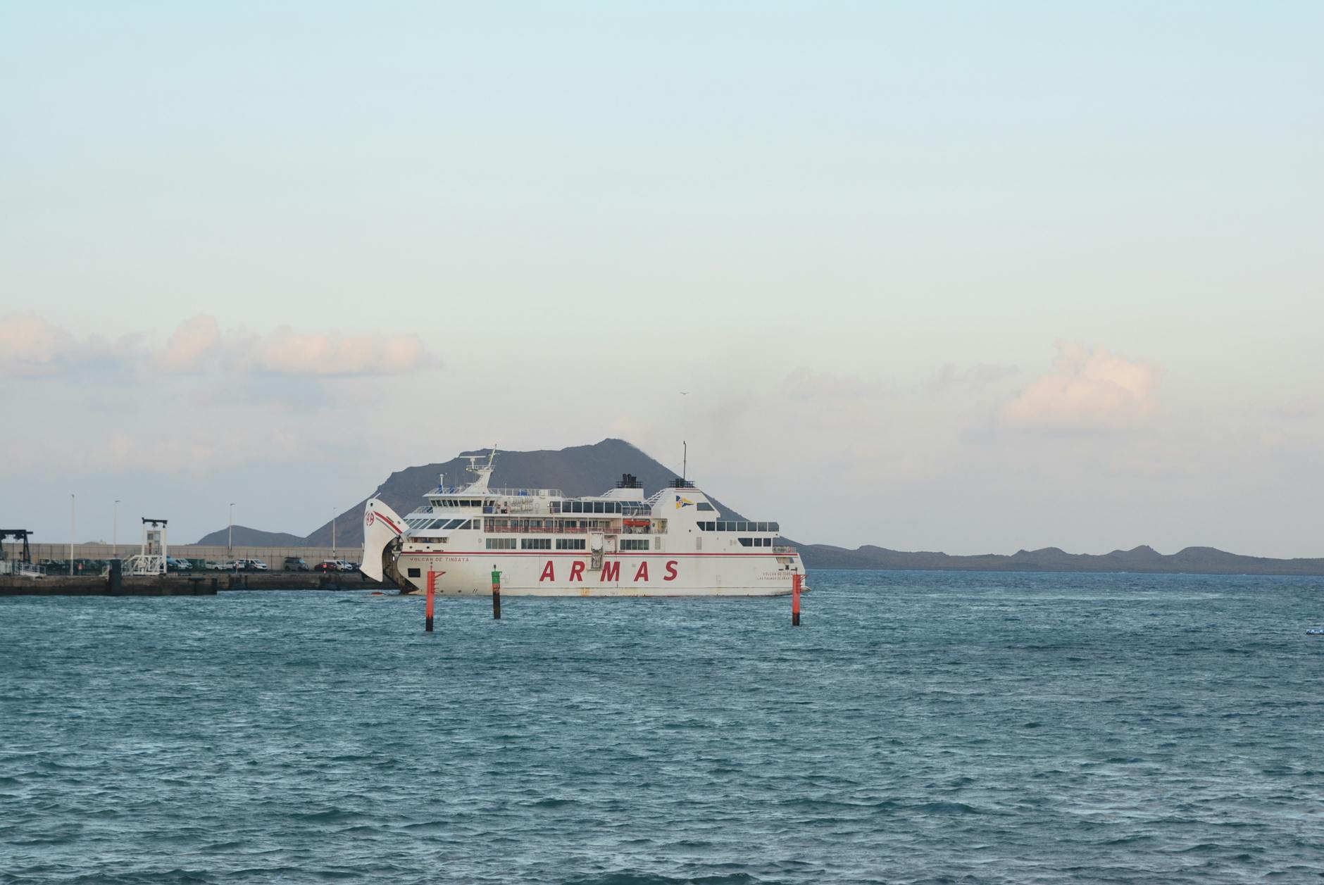 離島のフェリーと海岸線