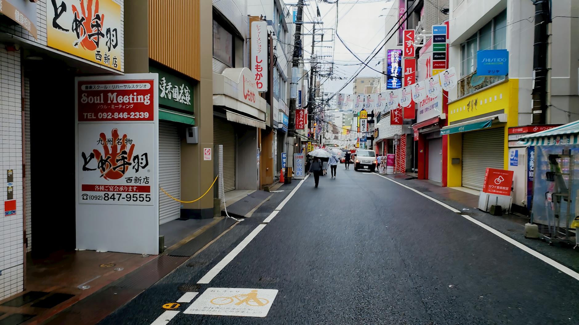 天神のショッピング街でデート